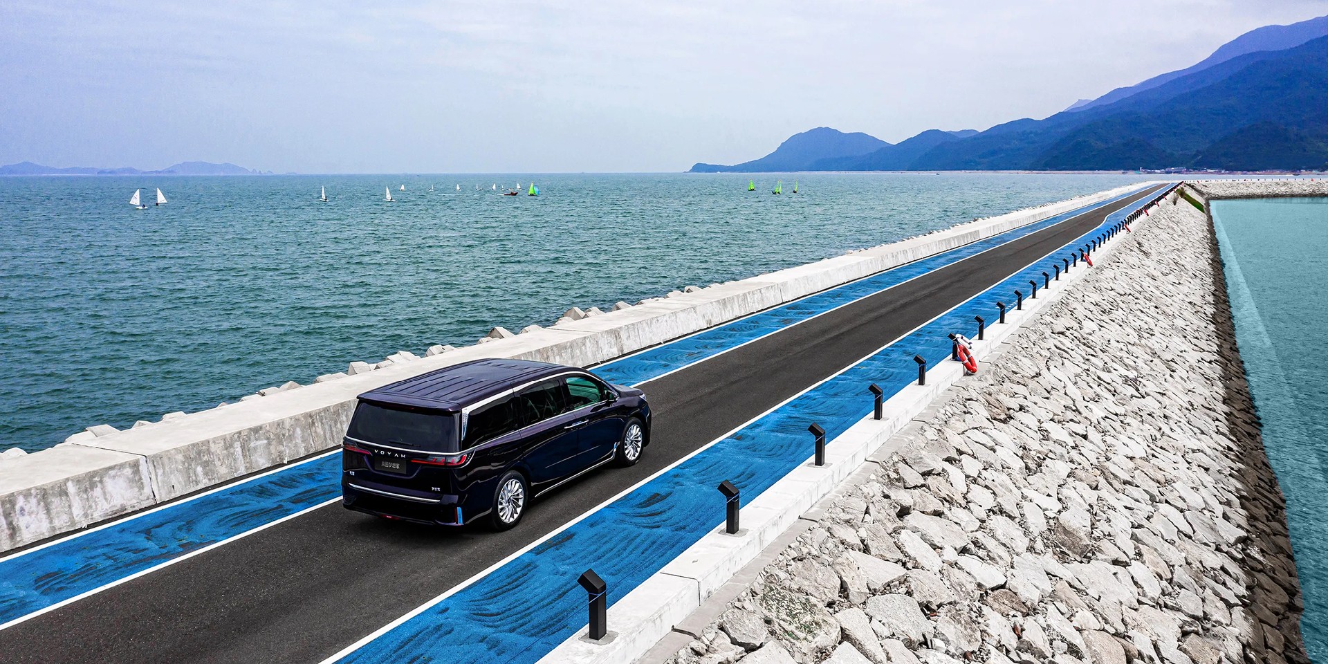 Voyah Dream in Blau testfahren in St. Gallen, Wil und Oberuzwil