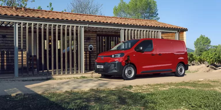 Citroen Jumpy elektro Nutzfahrzeug in Rot jetzt testen bei Baldegger in Oberuzwil