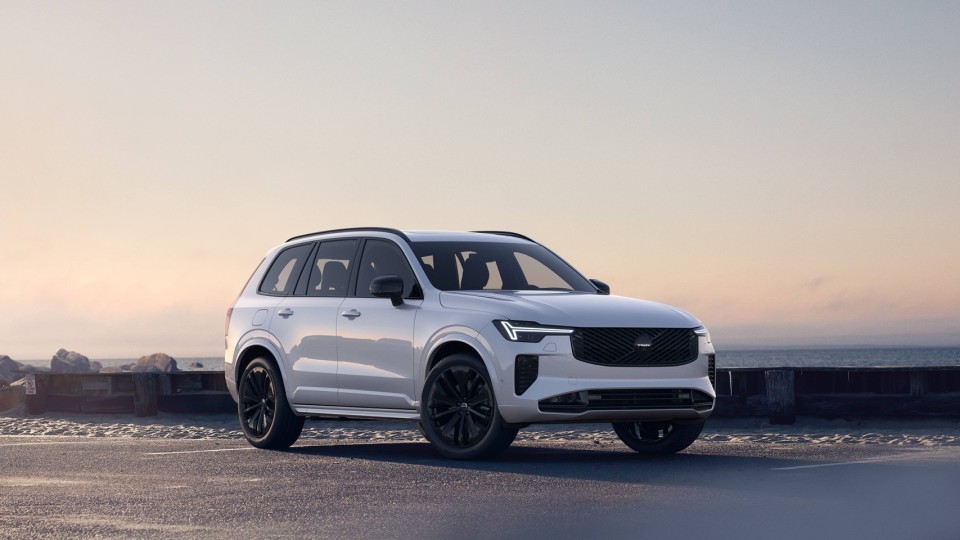 Volvo XC90 Black Edition in Crystal White Pearl