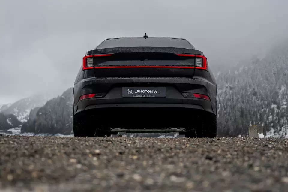 Polestar 2 Dual Performance in Schwarz als Exlusive Car by Baldegger leasen