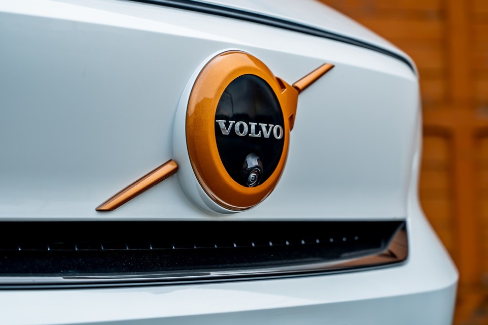 Volvo EX40 Heico White/Kupfer jetzt kaufen.