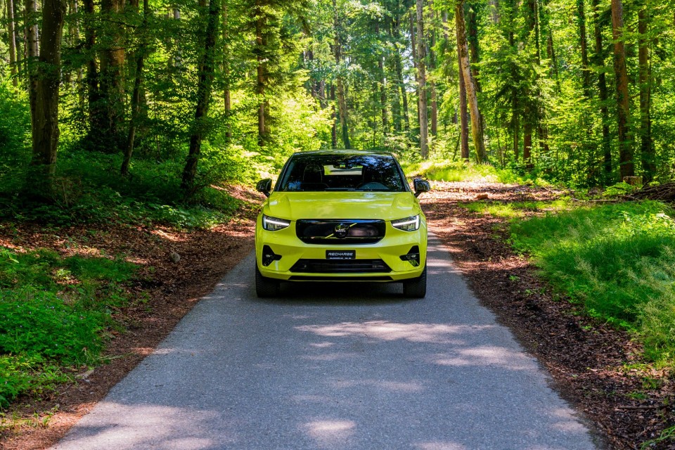 Volvo C40 mit Spezial Lackierung in Yellow by BALDEGGER EXCLUSIVE CARS