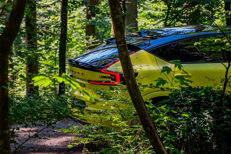 Volvo C40 P8 Yellow: Spezial Lackierung oder Folierung von Ihrem Profi aus der Ostschweiz
