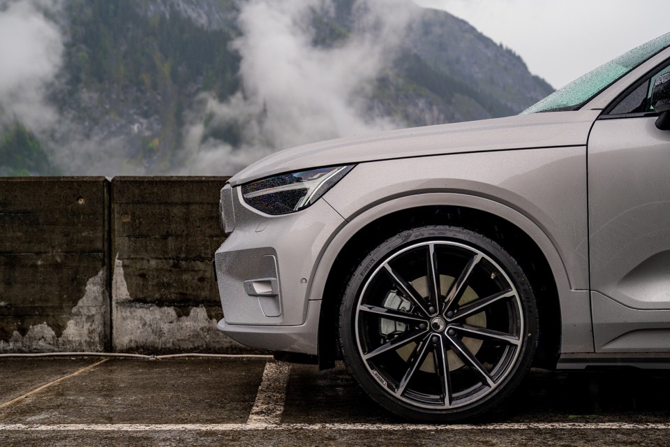 Volvo XC40 Albino mit HEICO Sportiv Umbau und Bodyparts in Wagenfarbe probefahren