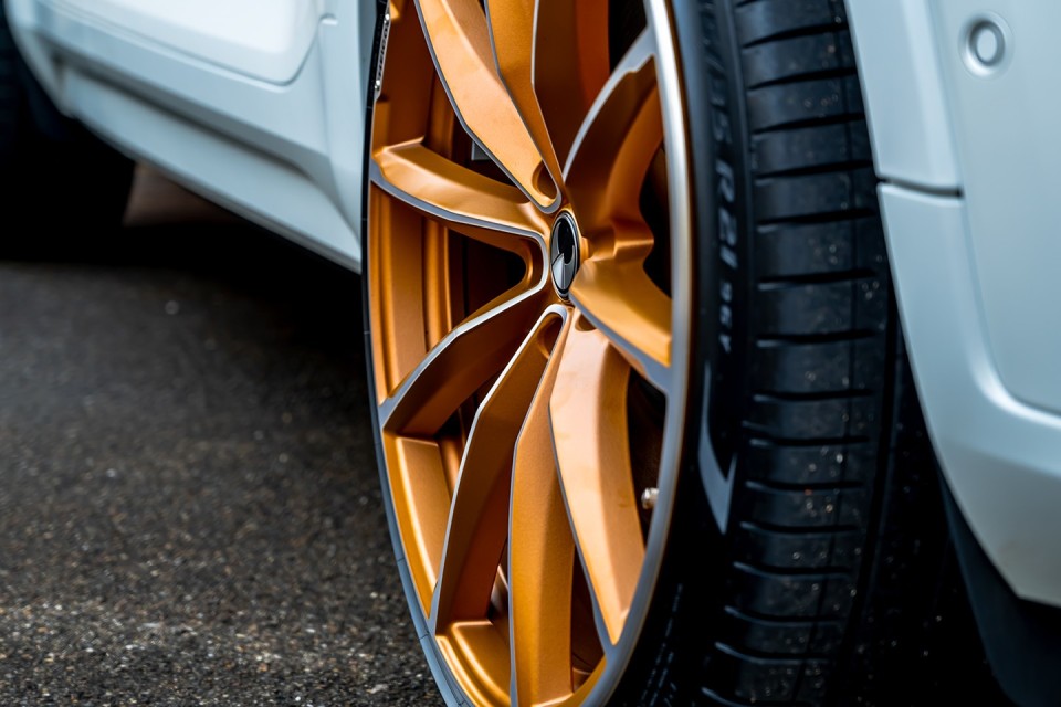 Volvo EX40 Heico White/Kupfer jetzt leasen.