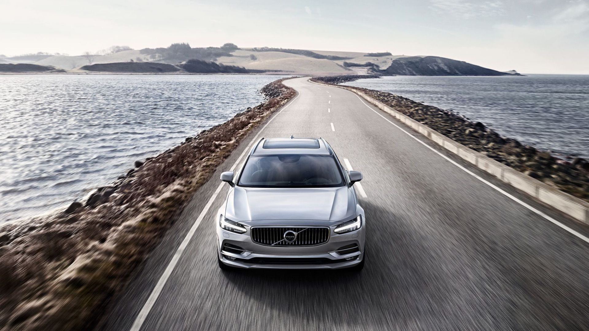 Volvo V90 in Silber mit zwei Antriebsquellen
