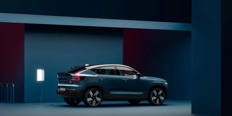Vollelektrischer Volvo EC40 in Blau bei Testfahr entdecken