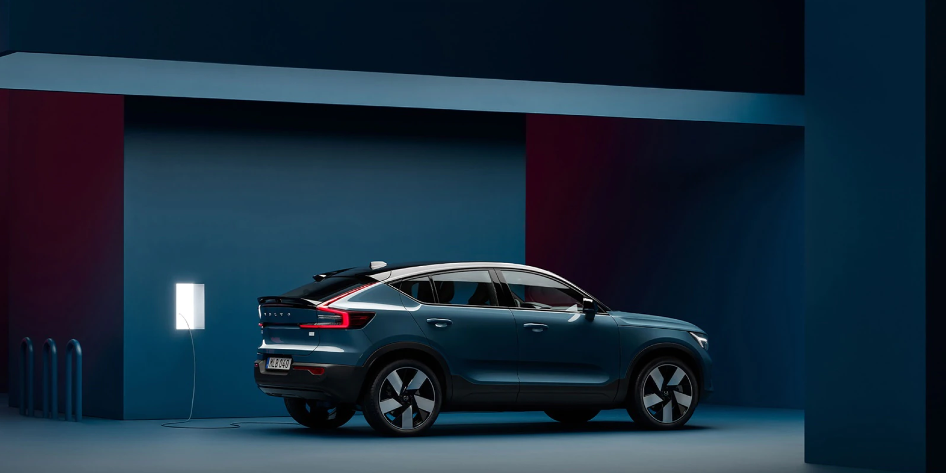 Vollelektrischer Volvo EC40 in Blau bei Testfahr entdecken