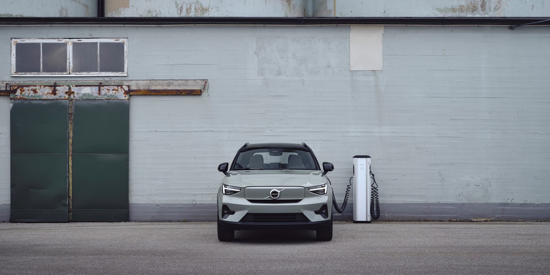 Volvo EX40 in Sage Green mit Pilot Assist System bei Baldegger in St. Gallen, Wil und Oberuzwil
