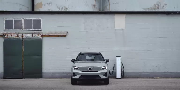 Volvo EX40 in Sage Green mit Pilot Assist System bei Baldegger in St. Gallen, Wil und Oberuzwil