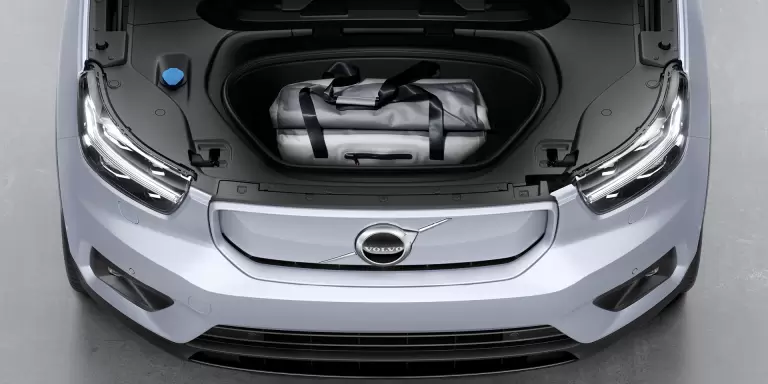 Volvo EX40 mit viel Stauraum günstig kaufen bei Baldegger