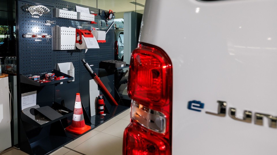Citroen und Volvo Showroom Oberuzwil mit Nutzfahrzeug Ausstellung